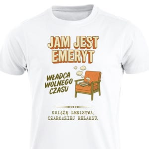 May include: White t-shirt with a graphic design in Polish. The design features the text "JAM JEST EMERYT" above an illustration of an armchair with a book and thought bubbles. Below the armchair is the text "WŁADCA WOLNEGO CZASU" and "KSIĄŻĘ LENISTWA, CZARODZIEJ RELAKSU."