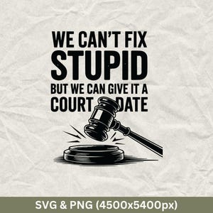 Puede incluir: Diseño gráfico en blanco y negro con un martillo y el texto "No podemos arreglar la estupidez, pero podemos darle una fecha en la corte."
