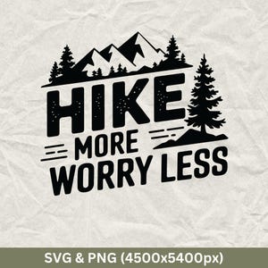 Peut inclure: Conception graphique en noir et blanc avec une chaîne de montagnes et des arbres. Le texte dit "HIKE MORE WORRY LESS".