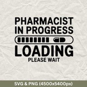 Op de afbeelding: Zwart-witte afbeelding met de tekst "PHARMACIST IN PROGRESS LOADING PLEASE WAIT". Een laadbalkgrafiek met een pilpictogram staat in het midden. De afbeelding staat op een getextureerde, gebroken witte achtergrond.