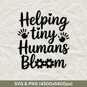 Könnte beinhalten: Digitales Bild mit schwarzem Text auf strukturiertem Hintergrund. Der Text lautet "Helping tiny Humans Bloom", mit Handabdrücken und Blumengrafiken. SVG- und PNG-Datei.