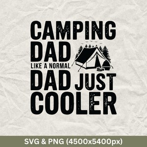 Könnte beinhalten: Schwarzweißes Grafikdesign mit dem Text "Camping Dad Like a Normal Dad Just Cooler". Die Grafik zeigt ein Zelt, Bäume und Wanderschuhe.
