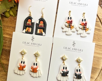 Boucles d'oreilles Halloween en argile| Boucles d'oreilles livre Halloween| Boucles d'oreilles fantôme tenant un livre| Boucles d'oreilles bibliothèque d'Halloween|Cadeau pour amoureux des livres|Boucles d'oreilles livresques