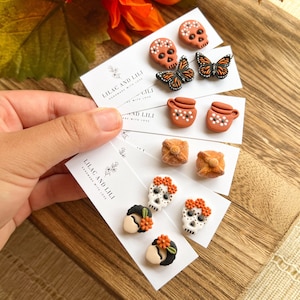 Boucles d'oreilles Dia de los Muertos| Boucles d'oreilles Jour des Morts en argile| Boucles d'oreilles Pan de Muerto| Boucles d'oreilles tête de mort en sucre| Boucles d'oreilles papillon monarque|Fait main