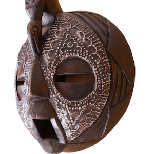 Masque décoratif africain en bois sculpté à la main du Nigeria