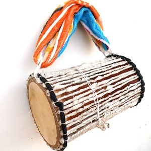 Authentische nigerianische Sprechtrommel (Gan-Gan) mit Schlegel, Afrika-Trommel, Afrika-Instrument