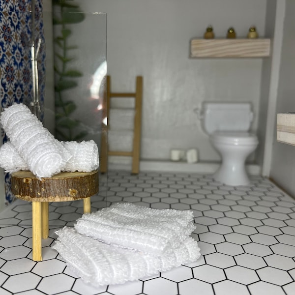 Serviettes de bain miniatures pour maison de poupée | échelle 1:12 | présentoir de salle de bain | lot de 4 | plié et roulé | Décoration d'accessoires de douche de salle de bain