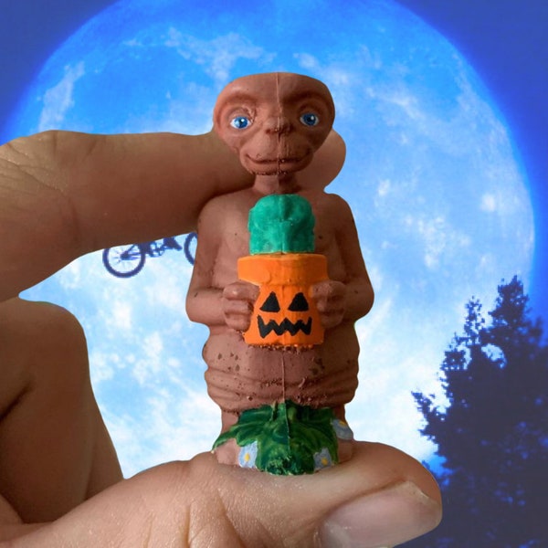 E.T. Custom Toy (includes 2 mystery pins!) Extra Terrestrial Figure