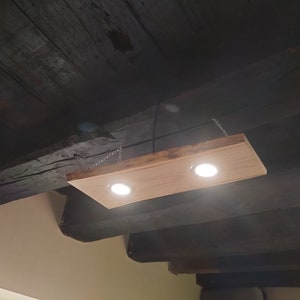 Chestnut wood suspension with LED spotlights, hand-made plank lights, soft light, friendly and pleasing to the eye.
