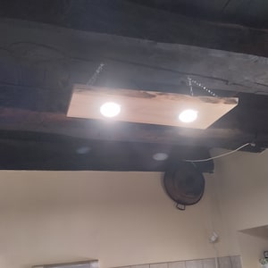 Suspensión de madera de castaño con focos LED, lámparas de tablón hechas a mano, luz suave, amable y agradable a la vista. imagen 8