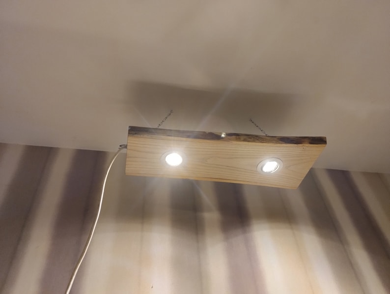 Suspensión de madera de castaño con focos LED, lámparas de tablón hechas a mano, luz suave, amable y agradable a la vista. imagen 2