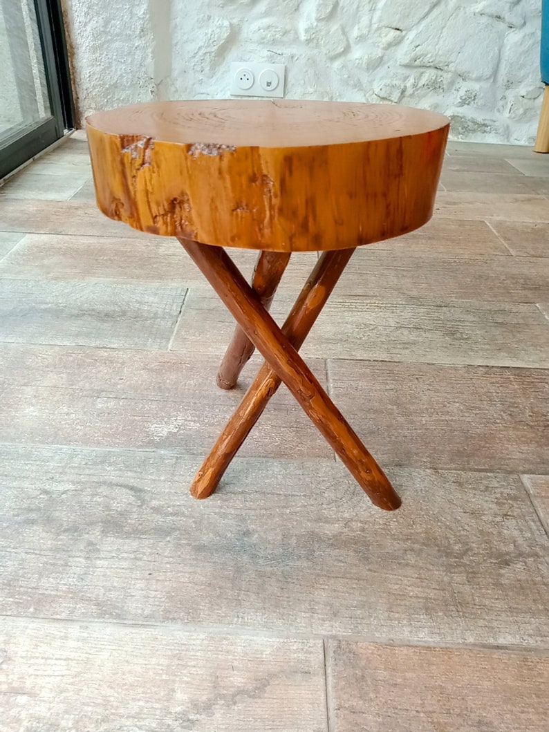 Tabouret rustique en bois fait main, table d'appoint massif naturel et élégant image 1