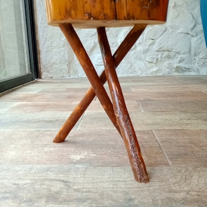 Tabouret rustique en bois fait main, table d'appoint massif naturel et élégant image 3