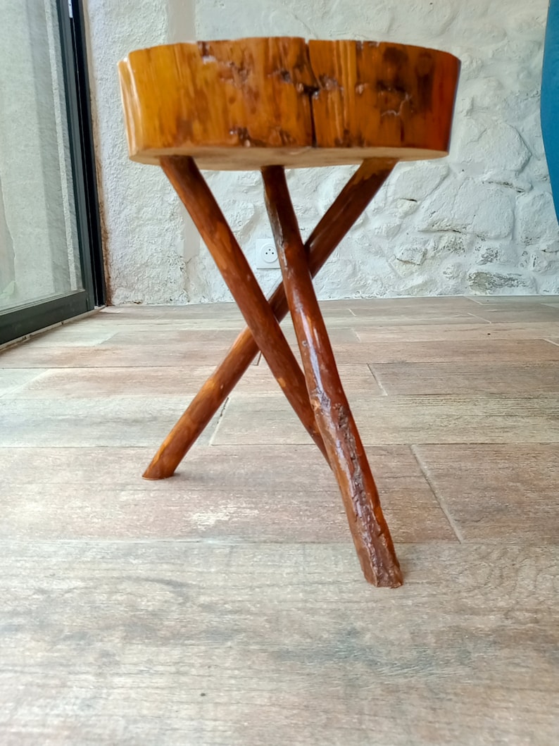 Tabouret rustique en bois fait main, table d'appoint massif naturel et élégant image 3