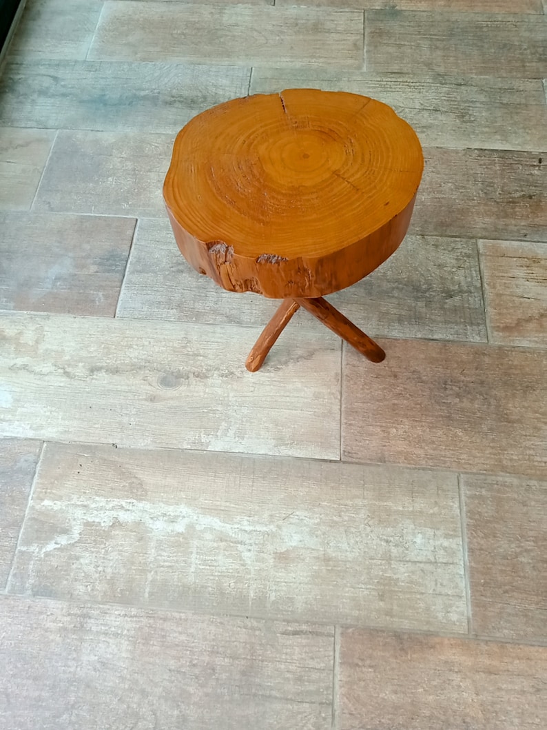 Tabouret rustique en bois fait main, table d'appoint massif naturel et élégant image 4