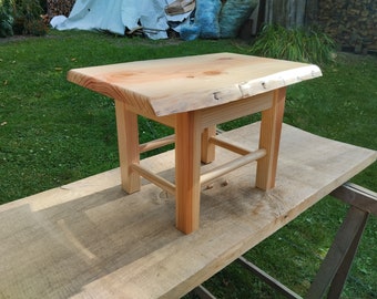 Taburete rústico de madera maciza, pequeña mesa de centro hecha a mano o mesa de centro decorativa con bordes naturales.