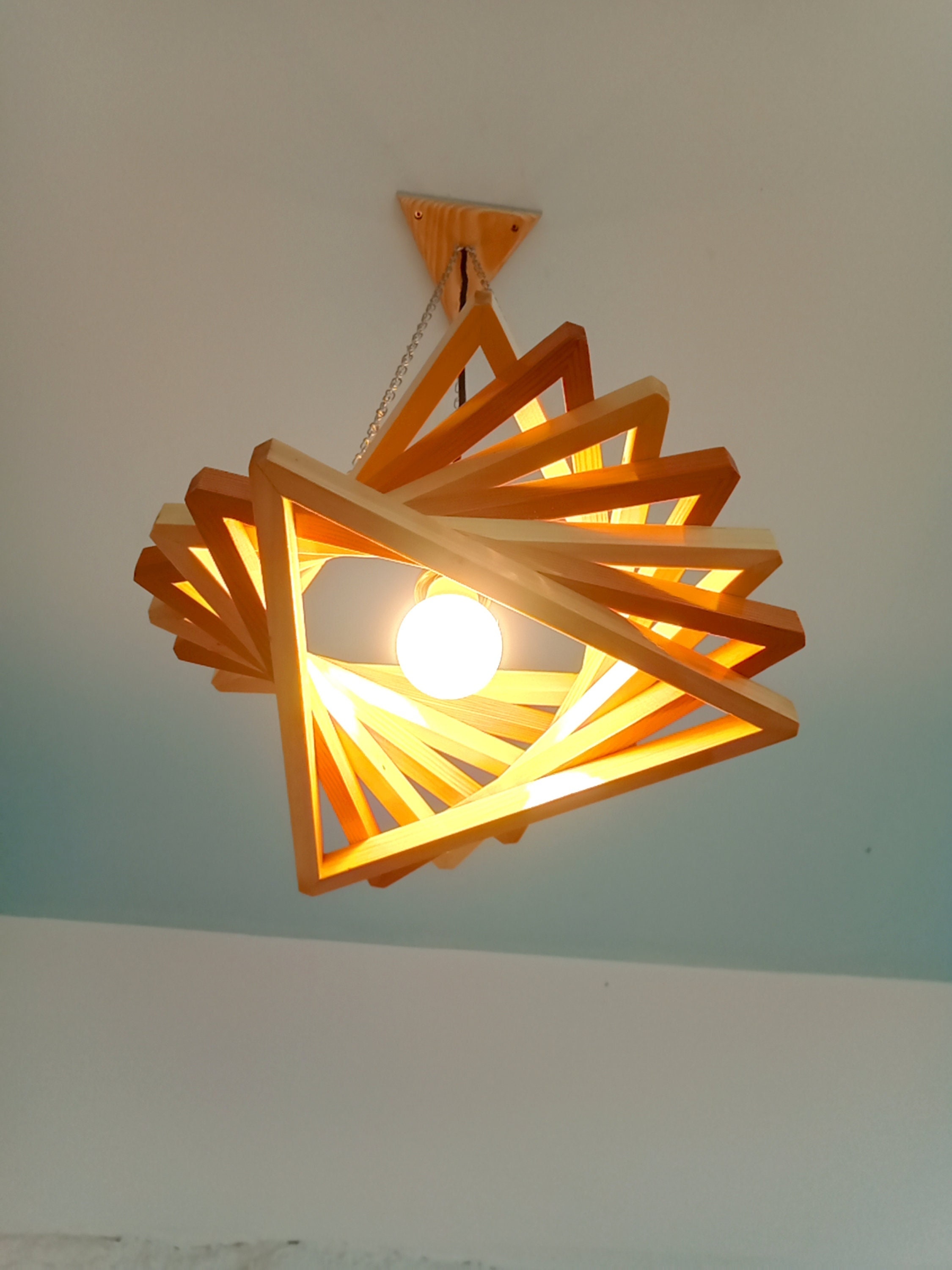 Luminaire Suspension Bois Triangle Artisanal Design Chaleureux