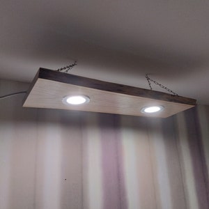 Suspensión de madera de castaño con focos LED, lámparas de tablón hechas a mano, luz suave, amable y agradable a la vista. imagen 7