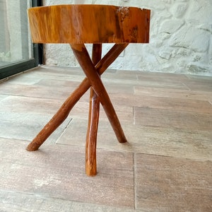 Tabouret rustique en bois fait main, table d'appoint massif naturel et élégant image 2