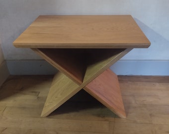 Handgemaakte massief eiken salontafel met een modern en verfijnd design, uniek en origineel nachtkastje, bar of bijzettafel.