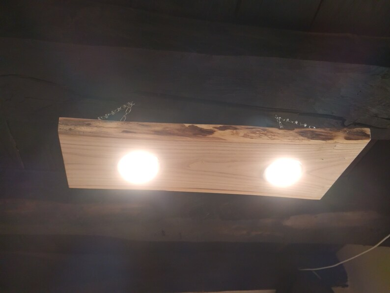 Suspensión de madera de castaño con focos LED, lámparas de tablón hechas a mano, luz suave, amable y agradable a la vista. imagen 4