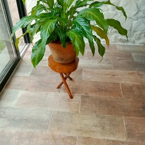 Tabouret rustique en bois fait main, table d'appoint massif naturel et élégant image 6