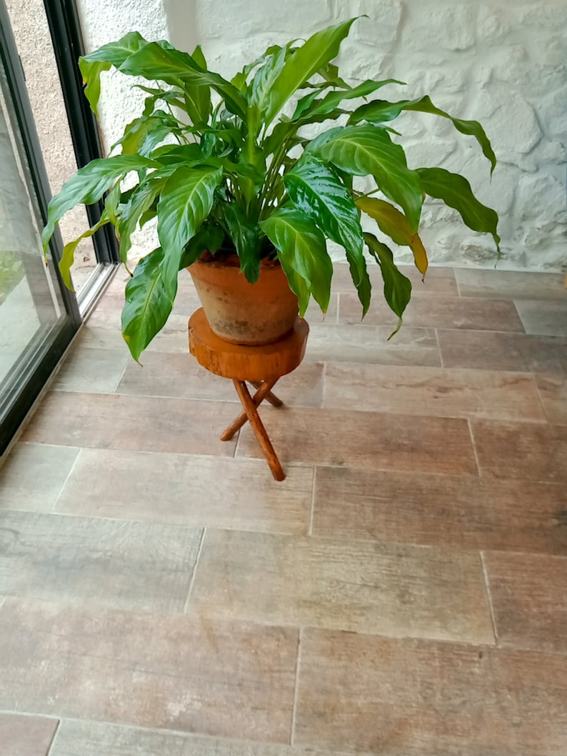 Tabouret rustique en bois fait main, table d'appoint massif naturel et élégant image 6