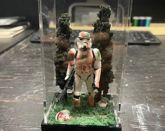 Modelo de Stormtrooper de Star Wars hecho a mano de 3,2 x 5,7 pulgadas. Stormtrooper varado en el bosque.