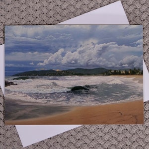 Biglietto di auguri con onde tempestose e paesaggio marino. Da uno straordinario dipinto a olio di una scena di spiaggia