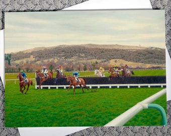 Tarjeta de felicitación de carrera de caballos de Cheltenham - Interior en blanco - Hermosa pintura de carreras de caballos en Cheltenham.