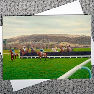 Biglietto d'auguri per la corsa di cavalli di Cheltenham - Interno vuoto - Bellissimo dipinto raffigurante una corsa di cavalli a Cheltenham.