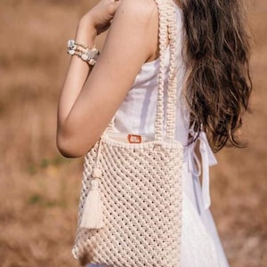Makramee Schultertasche, Handtasche, Handmade in Vietnam. Material 100% Baumwollkordel, Farbe Elfenbein, Größe 24cm × 53cm × 5cm.