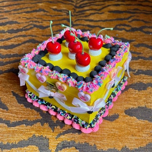 Caja para Tartas Falsas ~ Amarillo, Negro y Rosa ~ con Cerezas, Corazones de Caramelo, Chispitas y Lazos
