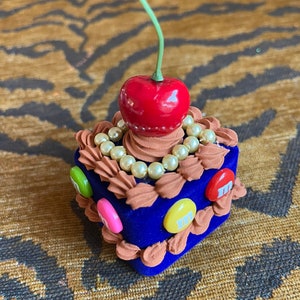 フェイクケーキリングボックス ~ ダークブルーのベルベットにチェリーとM&Mの入ったチョコレート
