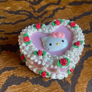 Fake Cake Heart Box ~ White ~ with Kitties & Roses
