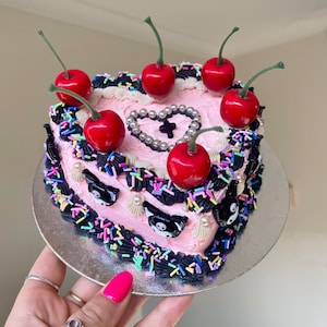 Pastel falso ~ Rosa + Corazón negro con chispas y cerezas