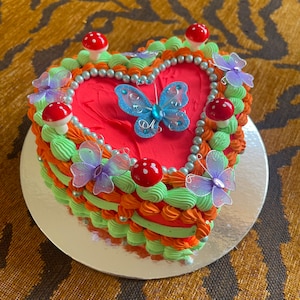 Corazón de pastel falso ~ Neón, naranja y verde ~ con mariposas y hongos