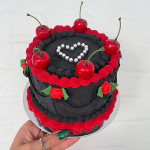 Pastel falso ~ Negro y rojo con rosas ~ Cerezas en la parte superior