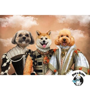 Pode incluir: Retrato digital de tr&ecirc;s c&atilde;es vestidos com trajes renascentistas. Um Shih Tzu, um Akita e um Poodle, cada um com roupas reais e express&otilde;es distintas. O fundo &eacute; um c&eacute;u suave e nublado, com o logotipo Paw & Glory no canto inferior direito.