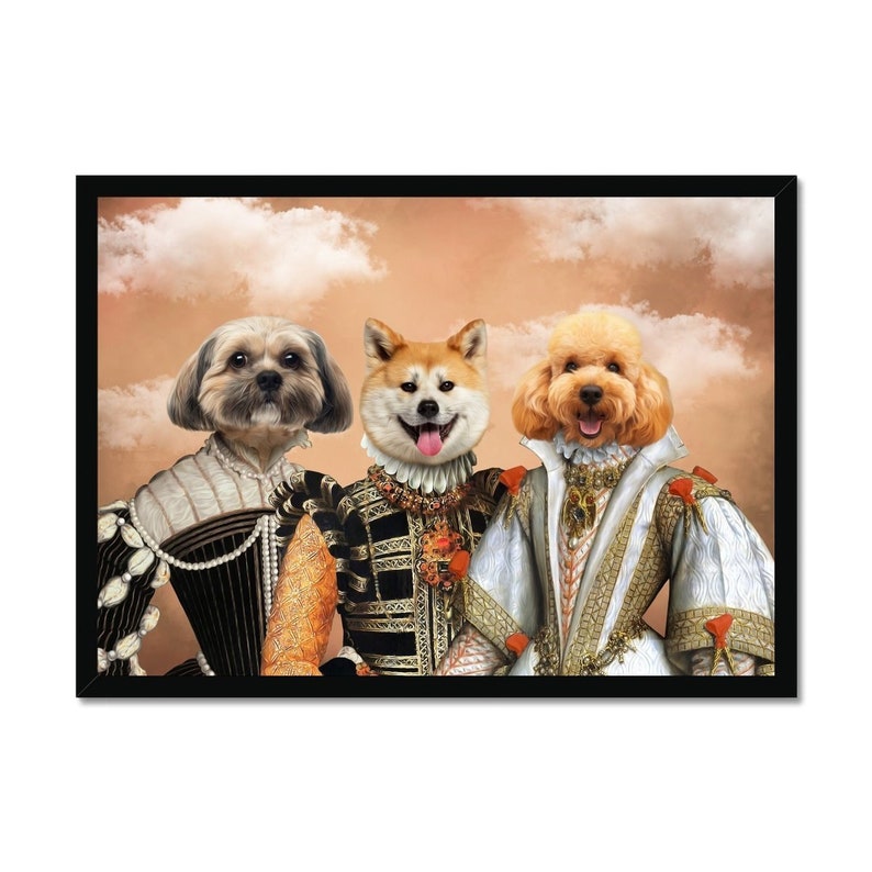 Pode incluir: Retrato emoldurado com tr&ecirc;s c&atilde;es vestidos com trajes renascentistas. Um Shih Tzu, um Akita e um Poodle s&atilde;o retratados contra um fundo nublado cor de p&ecirc;ssego. A obra de arte &eacute; emoldurada em uma borda preta.