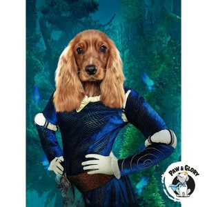 Puede incluir: Retrato digital de un Cocker Spaniel con un vestido azul y blanco de estilo medieval. El perro tiene pelo largo y ondulado de color marrón claro y posa con las manos en las caderas. El fondo es una escena de bosque borrosa.