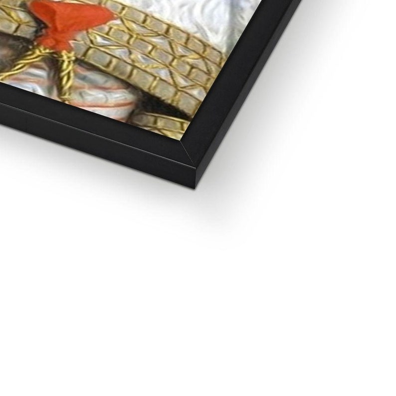 Pode incluir: Impress&atilde;o emoldurada com um detalhe de pintura hist&oacute;rica. A obra de arte mostra uma parte de uma figura em traje ornamentado, incluindo um elemento dourado texturizado e um sotaque vermelho. A moldura &eacute; preta.