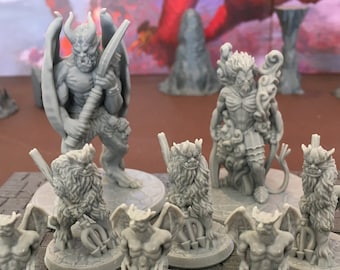 Può includere: Un set di miniature dipinte di grigio di demoni e gargoyle. Il set include un grande demone con le ali, un demone più piccolo con le ali e diverse gargoyle con le ali.