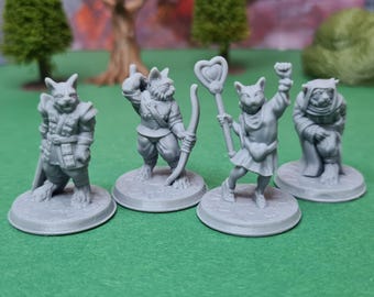 Könnte beinhalten: Vier graue bemalte Miniaturfiguren von katzenartigen Kreaturen, die jeweils auf einem runden Sockel stehen. Die Figuren tragen unterschiedliche Kleidung und Accessoires, darunter Bogen und Pfeil, einen Stab mit herzförmigem Abschluss und einen Umhang.