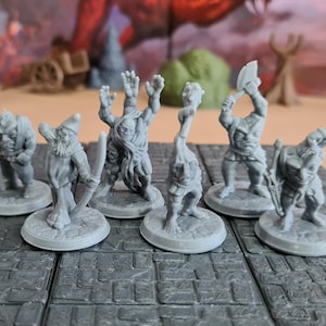 Könnte beinhalten: Eine Sammlung grauer Miniatur-Fantasy-Figuren, darunter ein Zwerg mit Bogen, ein Monster mit erhobenen Armen und Figuren, die Waffen schwingen. Die Figuren stehen auf runden Sockeln, die auf einer grauen Fliesenoberfläche stehen, mit verschwommenem Hintergrund.