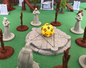 Puede incluir: Un dado amarillo de 20 caras con números negros se encuentra sobre un pentagrama de piedra gris. Cuatro figuras grises con túnicas con capucha se encuentran alrededor del pentagrama. Las figuras están sobre bases grises. El pentagrama está sobre una superficie verde. Hay tocones de árboles marrones alrededor del pentagrama.