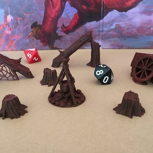 Zestaw rekwizytów kempingowych Travelers | 28 mm (D&D) | Ognisko, pnie drzew, zepsuty wózek i połamane drzewa w miniaturze | RPG stołowe