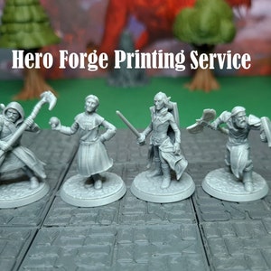 Könnte beinhalten: Vier 3D-gedruckte Miniaturfiguren von Fantasy-Charakteren, darunter ein Mensch, ein Elf und ein Zwerg, die auf einer grauen gekachelten Oberfläche stehen. Die Figuren sind in Grau bemalt und halten verschiedene Waffen und Accessoires. Der Text "Hero Forge Printing Service" wird über den Figuren angezeigt.