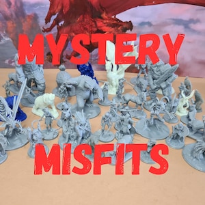 Può includere: Una collezione di figurine in miniatura grigie, tra cui mostri e creature fantasy, disposte su una superficie marrone chiaro. Le parole "MYSTERY" e "MISFITS" sono scritte a grandi lettere rosse sull'immagine. Lo sfondo presenta una scena di arte fantasy.