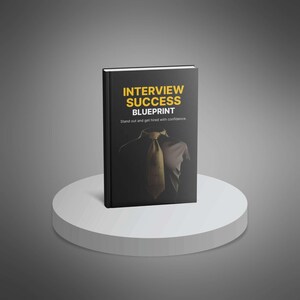 Może przedstawiać: Czarna książka z tytułem "Interview Success Blueprint" i hasłem "Stand out and get hired with confidence." Okładka przedstawia stylizowane zdjęcie osoby w garniturze i krawacie.